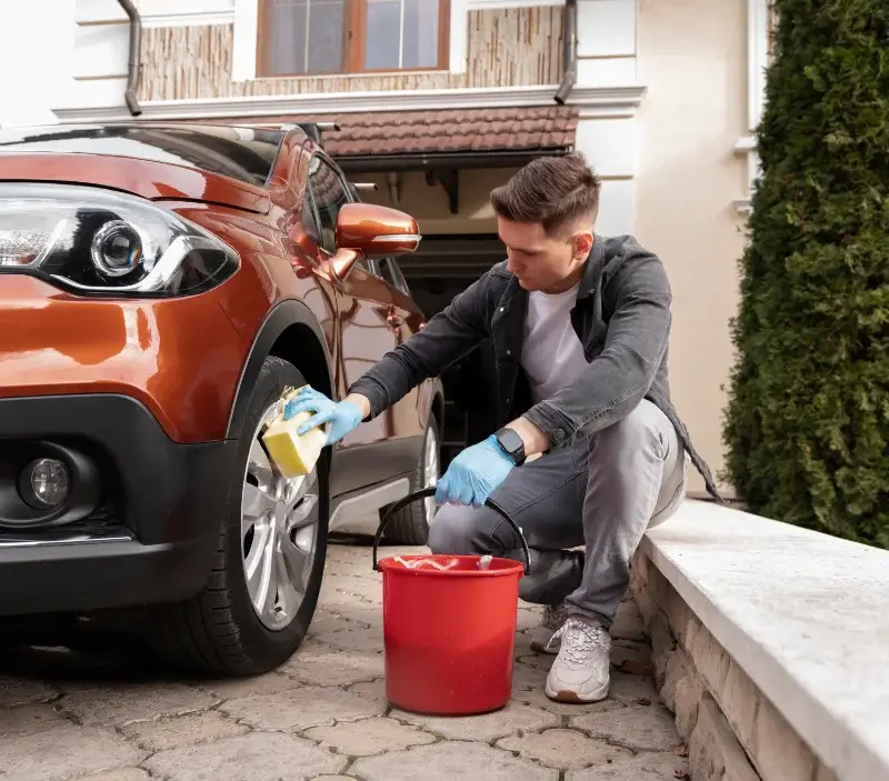 Lavage auto à domicile Souraïde : professionnel intervenant sur un véhicule